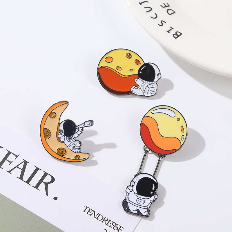 Astronaut Enamel Pin Custom Pl - Embroidery Bali ulasan dan harga